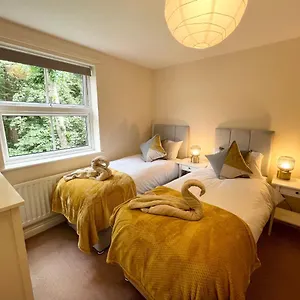 Price - Amazing 2 Bed 2 Bath - 4 Singles Or Super King Beds, 10 Min Walk To Centre, 5 Minute Walk To Mayflower Theatre, Smart Tv, Ensuite, Balcony, Free Parking Apartment Southampton