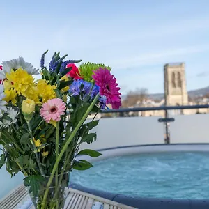 Penthouse With Hot Tub & Views 22 Apartment Cheltenham